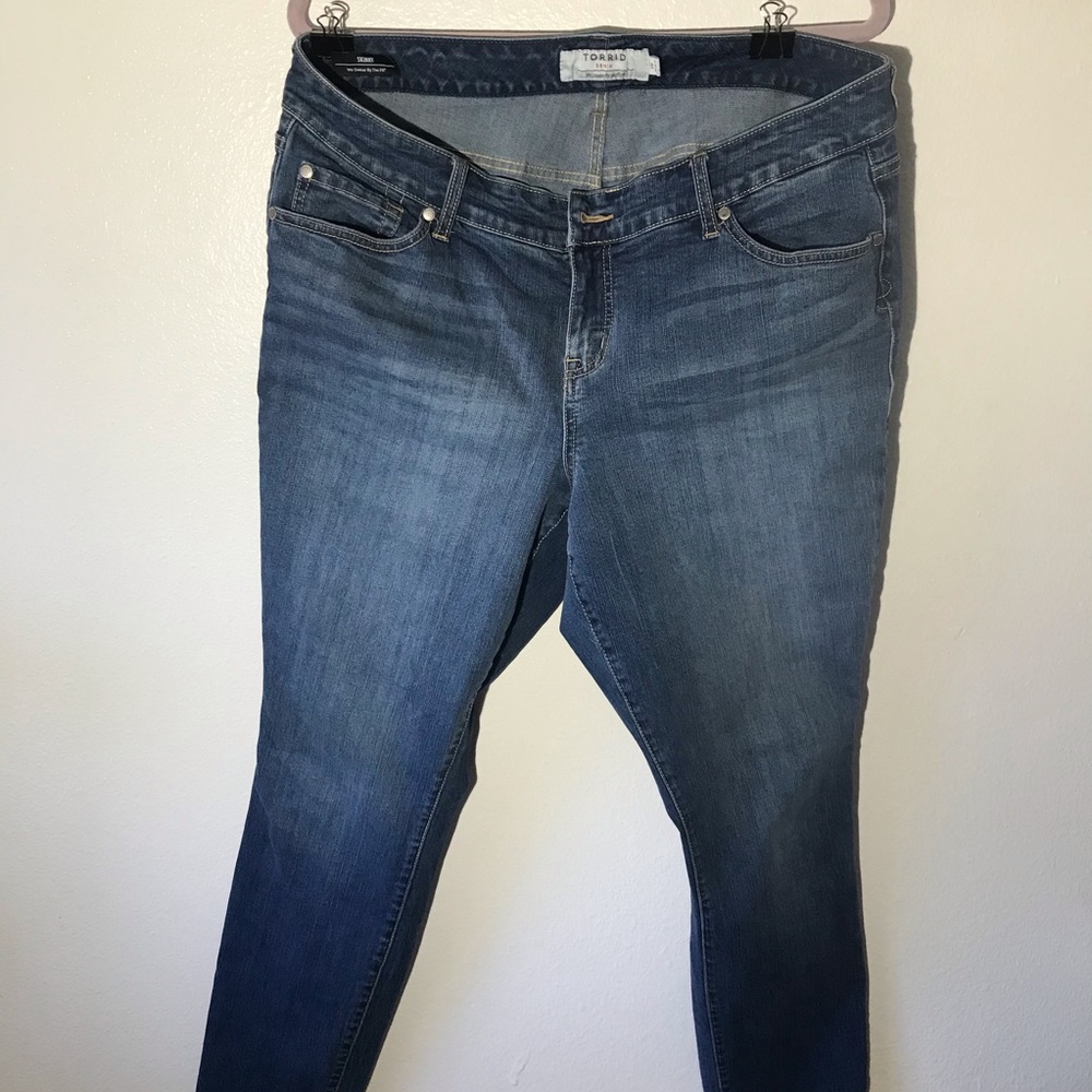 Torrid skinny medium wash stretch jeans Sz 18